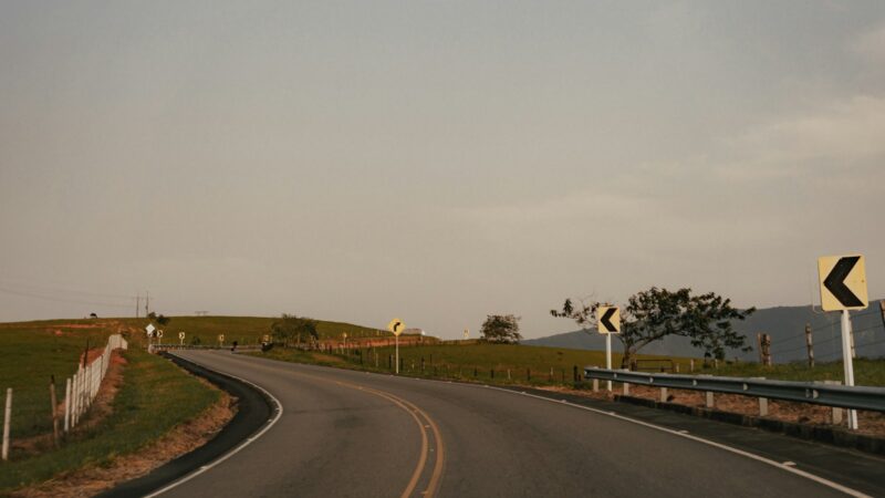 Vehículos circulando por una carretera durante un viaje de temporada