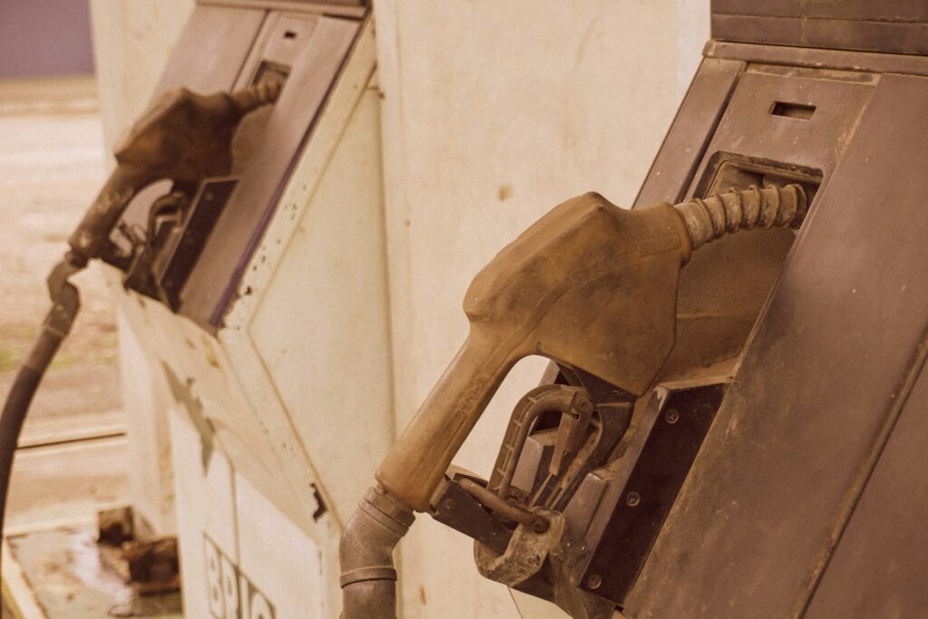 Surtidor de gasolina en una estación de servicio, imagen relacionada con el precio de los combustibles.