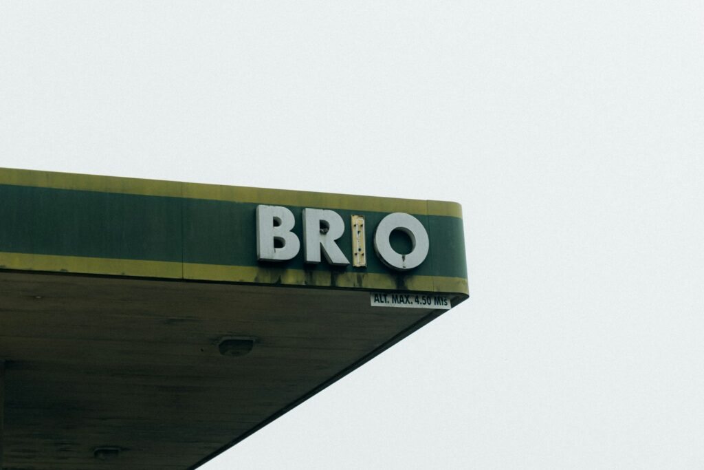 Surtidores de combustible en una estación de servicio, imagen relacionada con los nuevos precios de la gasolina en Colombia
