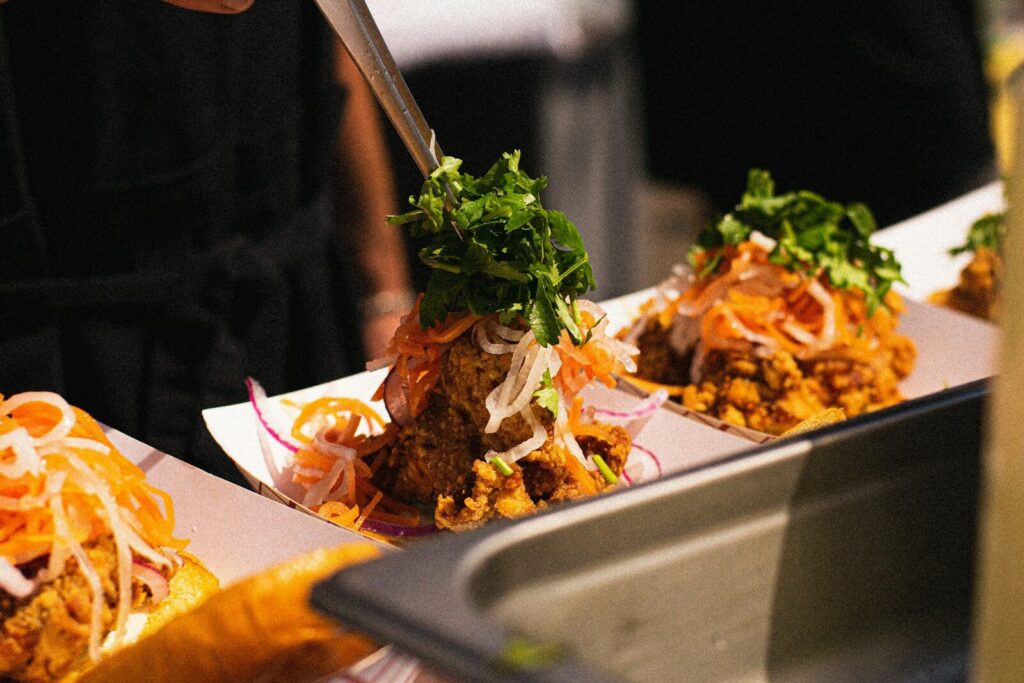 Platos de la gastronomía peruana presentados en una feria culinaria