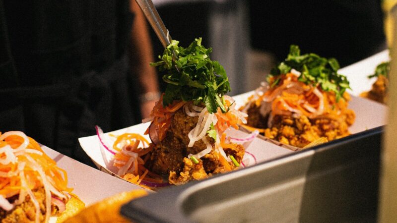 Platos de la gastronomía peruana presentados en una feria culinaria
