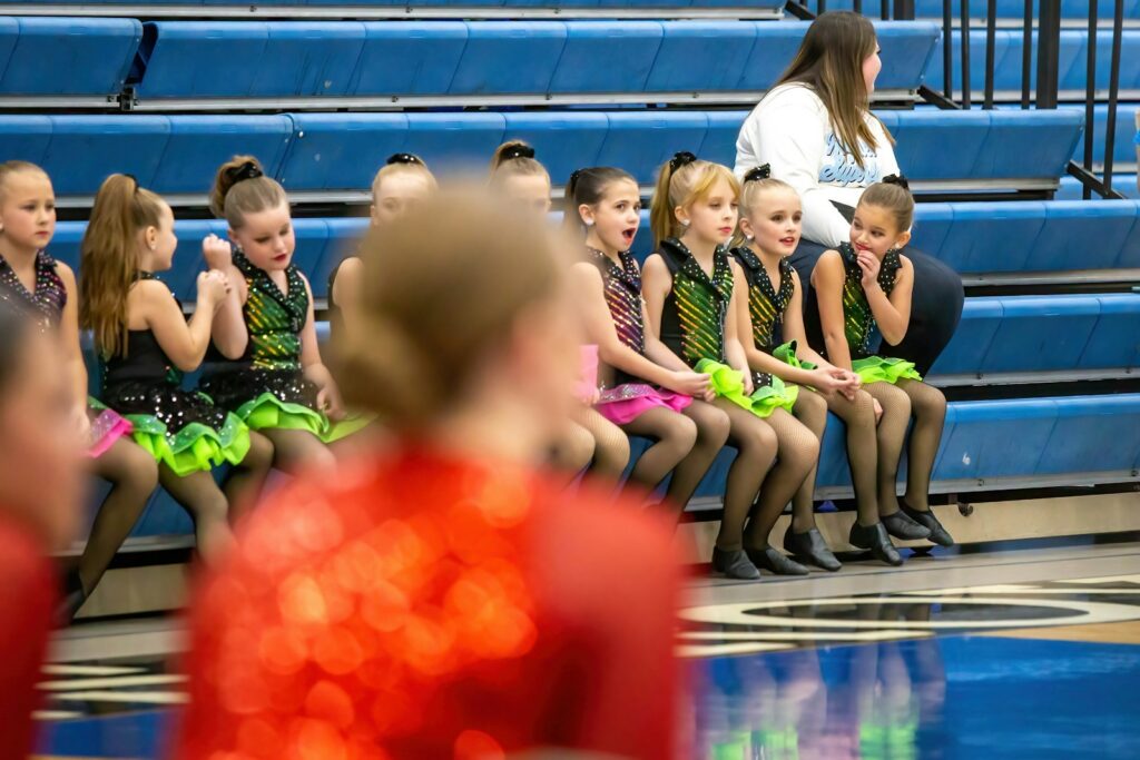 Gimnastas durante una competencia internacional de gimnasia artística por equipos