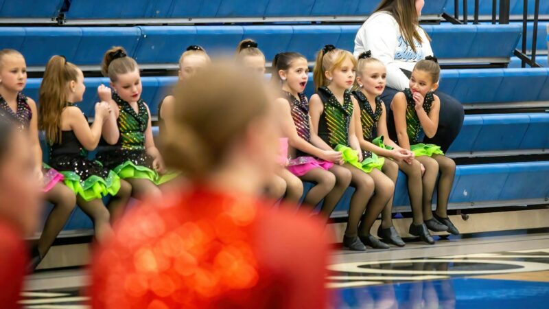 Gimnastas durante una competencia internacional de gimnasia artística por equipos