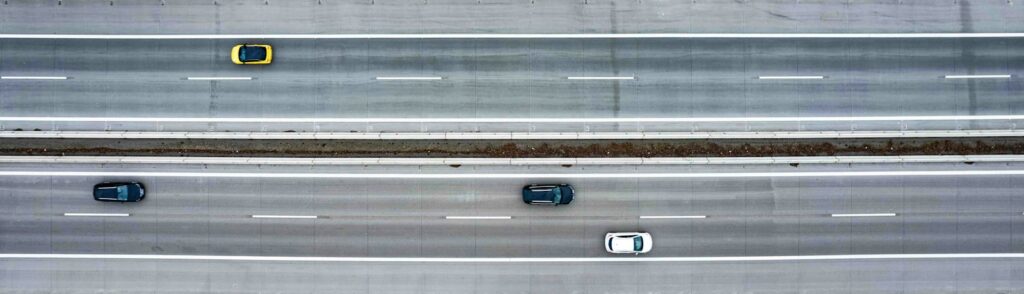 Camiones de carga circulando por una carretera, en referencia al uso de tecnología para mejorar la seguridad vial
