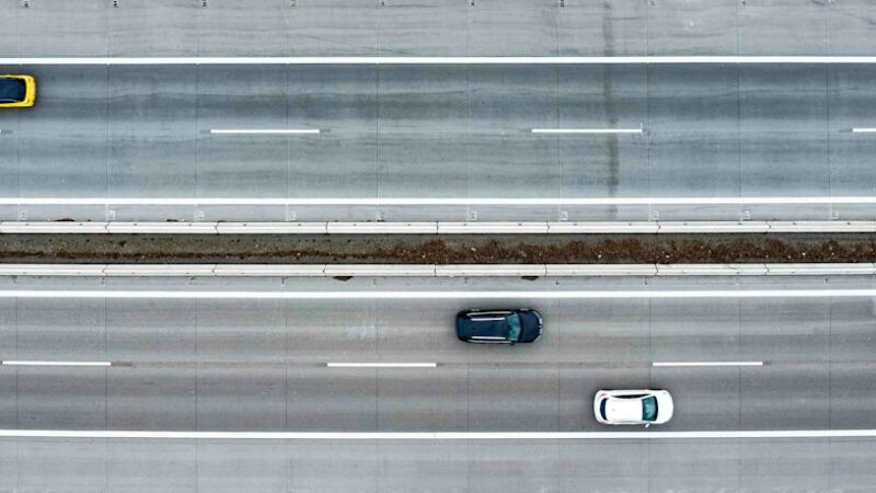 Camiones de carga circulando por una carretera, en referencia al uso de tecnología para mejorar la seguridad vial