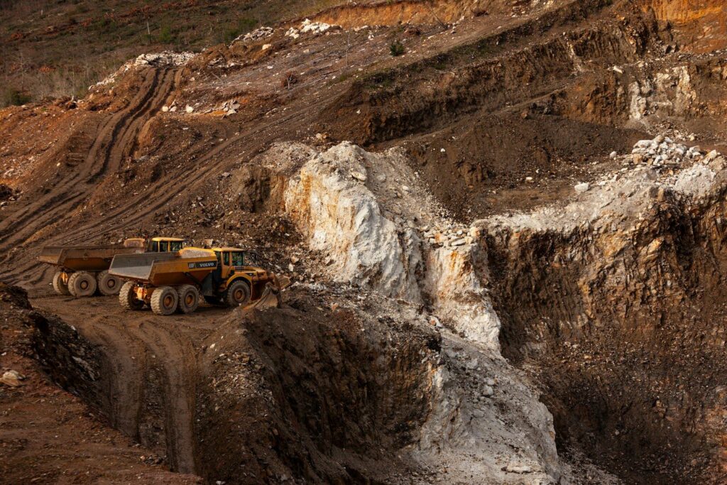 Muestras de minerales estratégicos en un laboratorio de análisis geológico