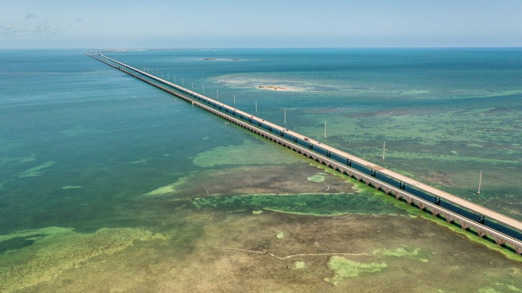 Torres y cables de transmisión eléctrica en una red de energía