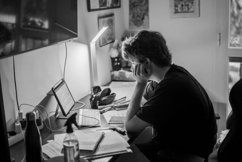 Caricaturista colombiano durante su trabajo editorial