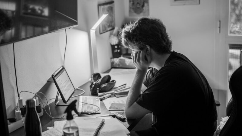Caricaturista colombiano durante su trabajo editorial
