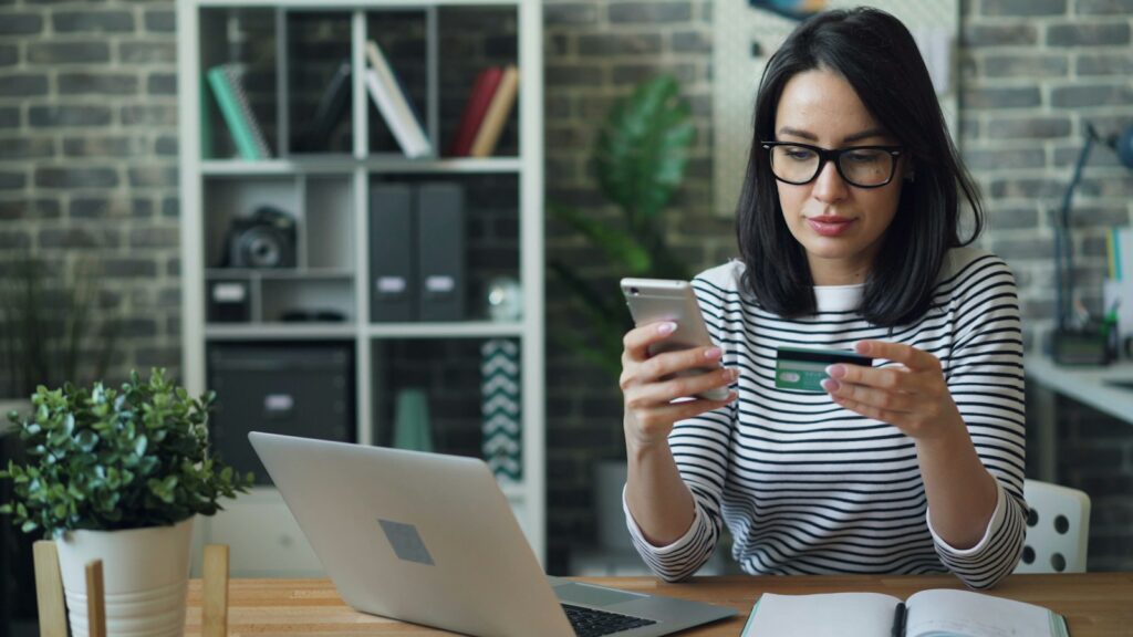 Comercio pequeño utilizando un datáfono y servicios digitales de pago