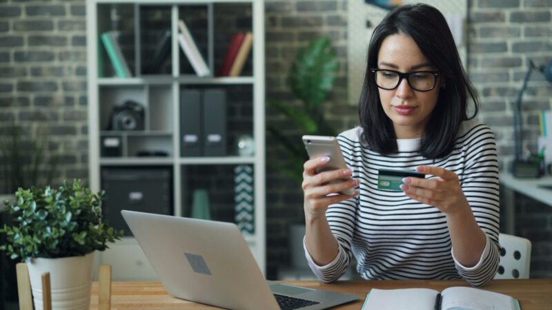 Comercio pequeño utilizando un datáfono y servicios digitales de pago