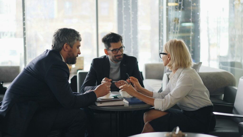 Personas revisando una estrategia de inversión y planificación patrimonial