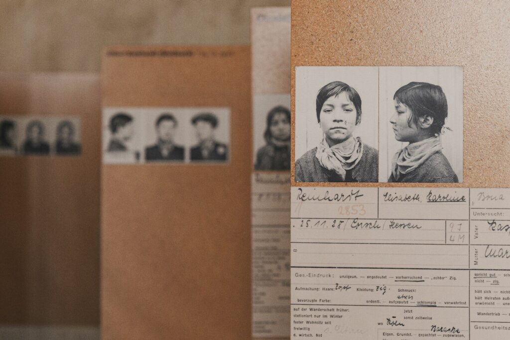 Familiares revisan documentos durante la búsqueda de una persona desaparecida