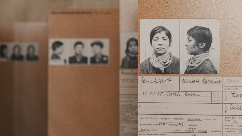 Familiares revisan documentos durante la búsqueda de una persona desaparecida