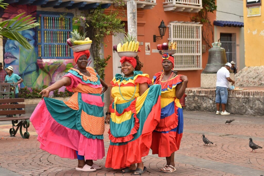 Actividad cultural y artística en una plaza pública durante un festival