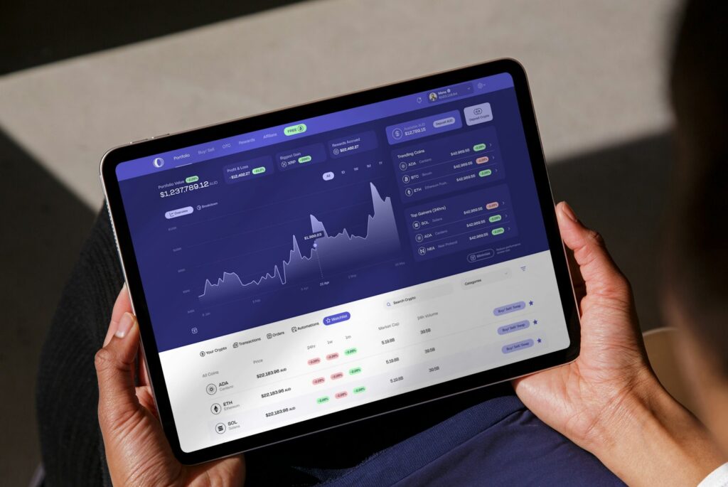 Pantalla con gráficos financieros y conexiones digitales que representan el intercambio seguro de datos bancarios