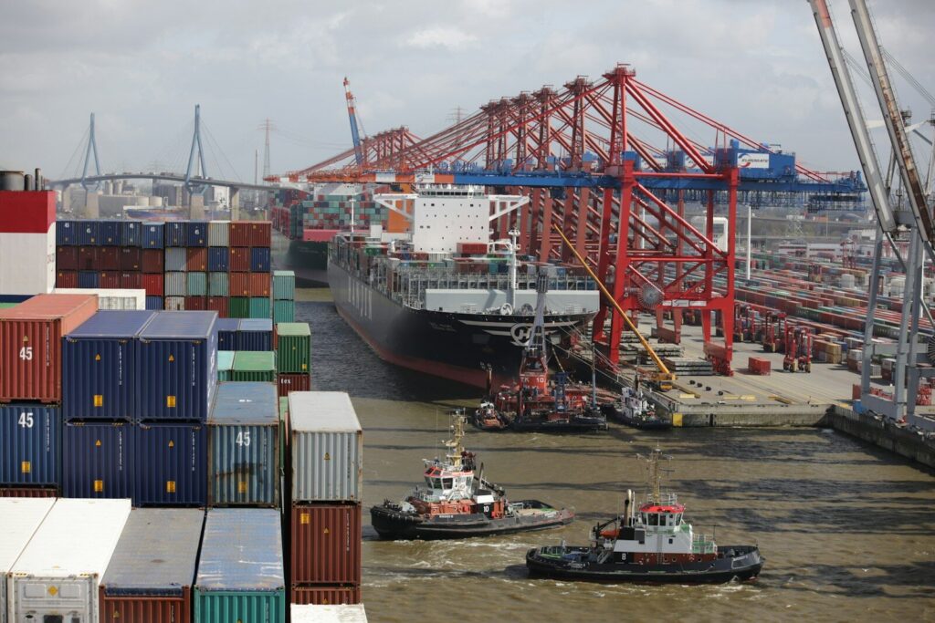 Contenedores de carga apilados en un puerto, como referencia al comercio internacional entre Colombia y Estados Unidos