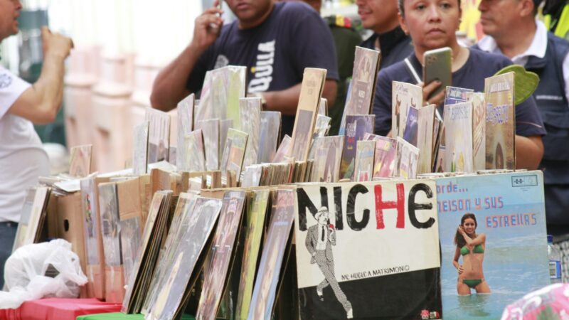Periódicos y documentos sobre una mesa de trabajo para representar la agenda de noticias del día