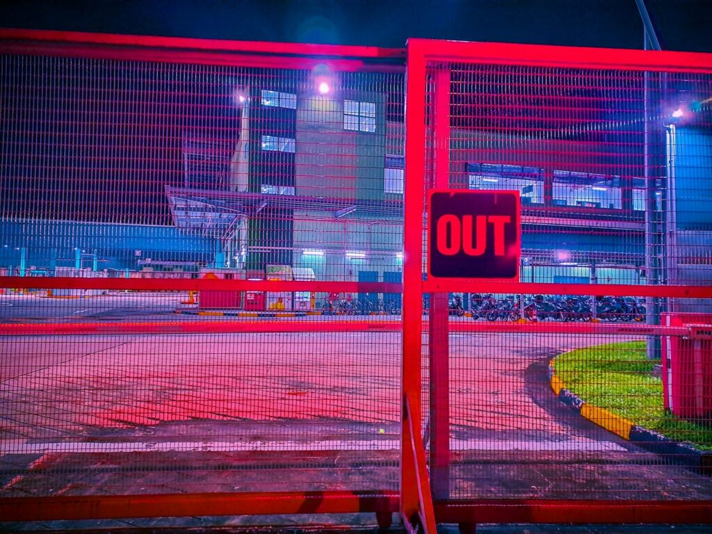 Estadio de fútbol preparado para recibir aficionados y desarrollar controles de seguridad