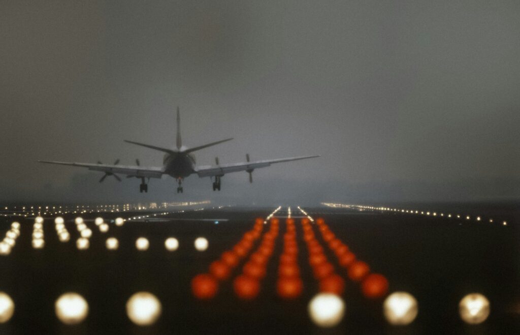 Avión de pasajeros en una pista de aeropuerto durante una operación aérea