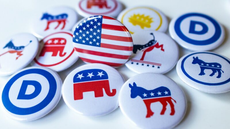 Pantalla con datos y contenidos digitales vinculados a una estrategia de campaña política