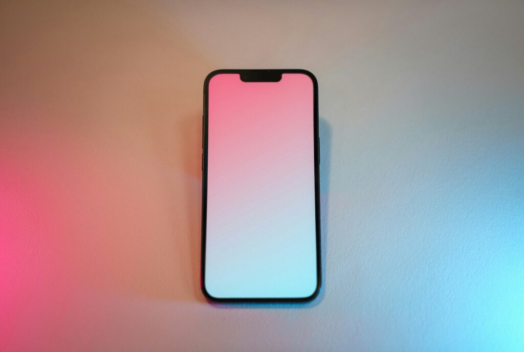 Teléfono inteligente con una pantalla amplia y contenido visual en formato horizontal.