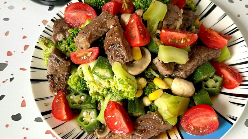 Plato de carne de res acompañado de legumbres, verduras y otros alimentos de una dieta equilibrada