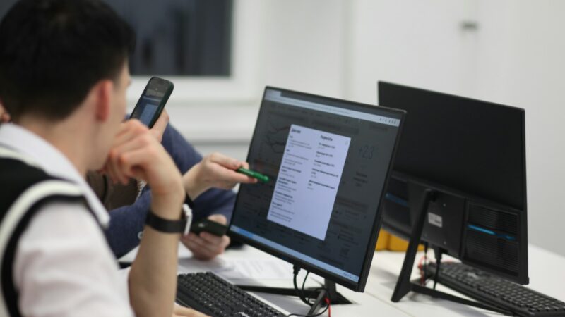 Estudiantes utilizando computadores en una sala de aprendizaje tecnológico