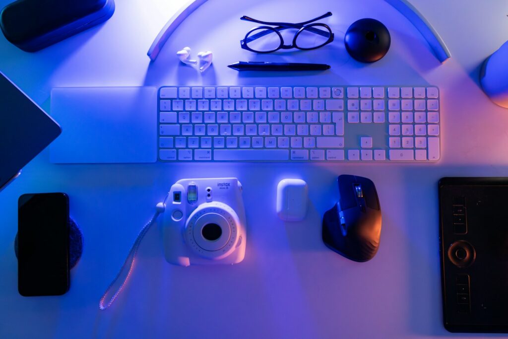 Celular para videojuegos sobre un escritorio con iluminación y accesorios gamer