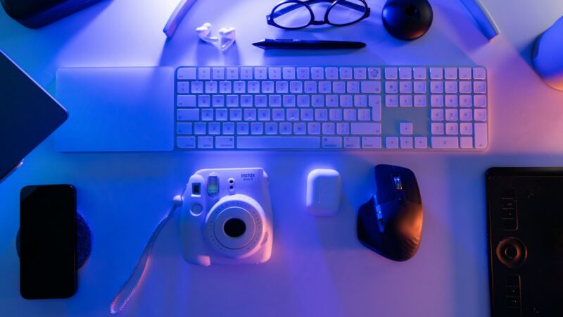 Celular para videojuegos sobre un escritorio con iluminación y accesorios gamer