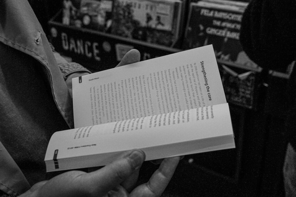 Poeta leyendo un libro junto a elementos relacionados con la música salsa