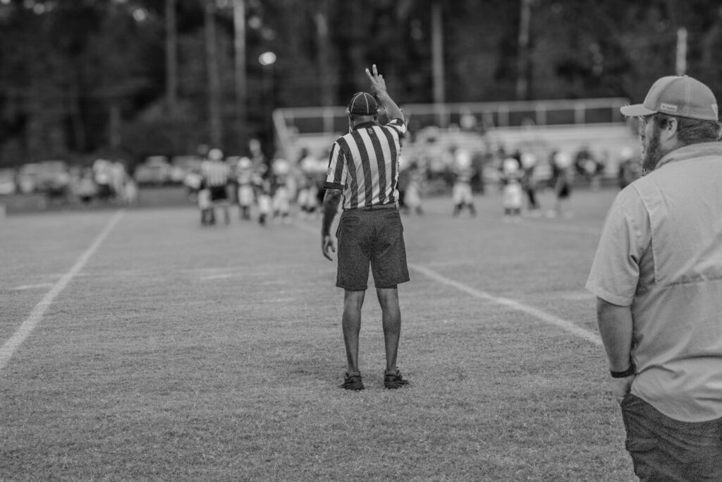 Jugadores de Bogotá FC reclaman ante el árbitro durante un partido de fútbol en el estadio