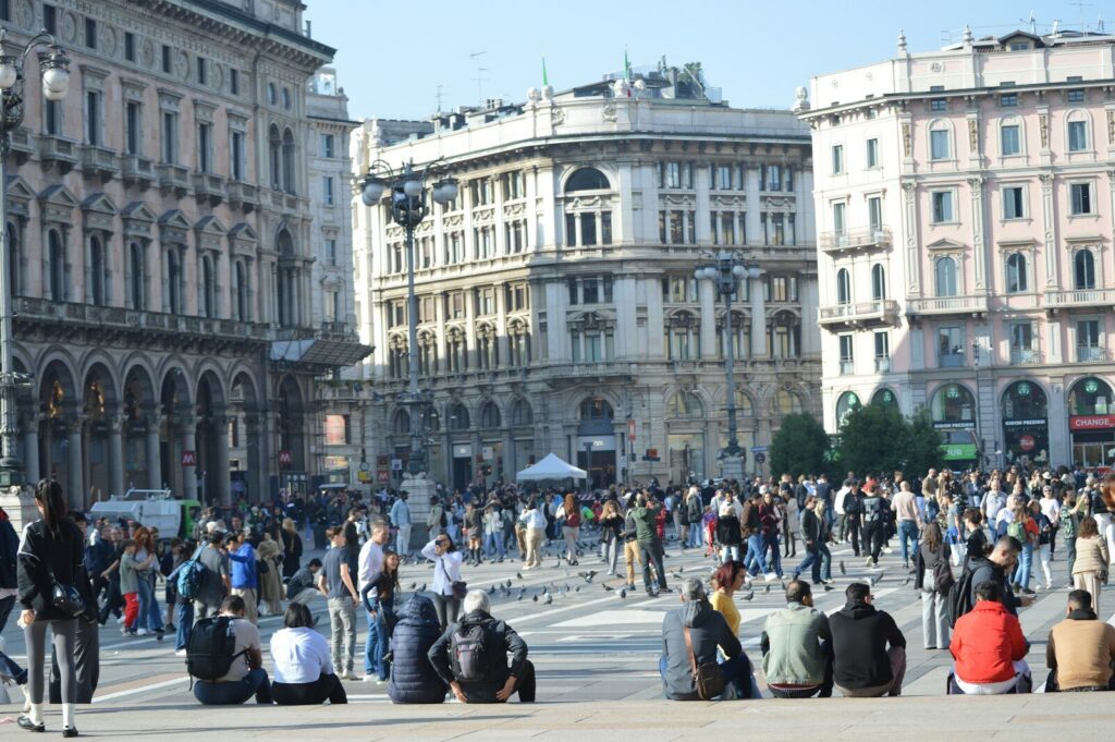 Fuerzas de seguridad durante una protesta en una calle urbana de Italia