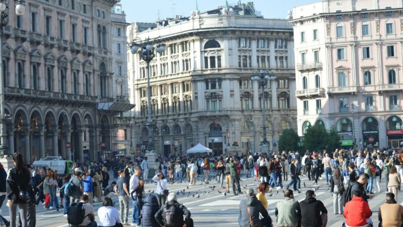 Fuerzas de seguridad durante una protesta en una calle urbana de Italia