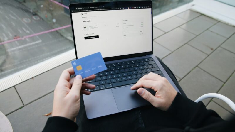 Persona realizando una compra financiada en un establecimiento comercial