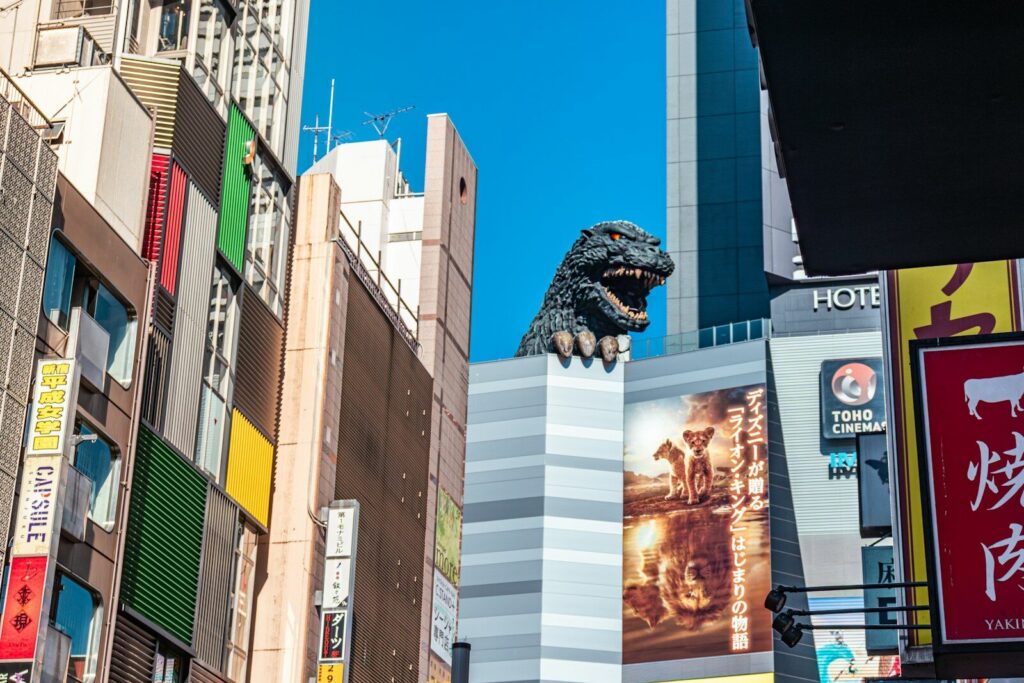 Godzilla ante una ciudad destruida en una escena de cine de monstruos