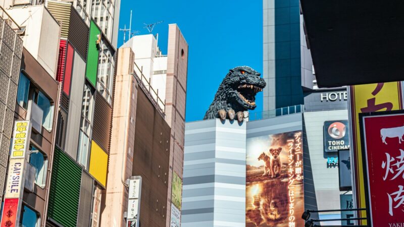 Godzilla ante una ciudad destruida en una escena de cine de monstruos