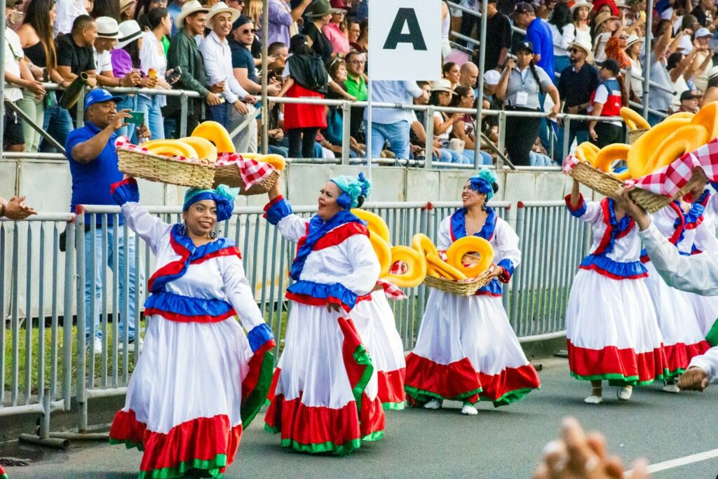 Artistas y asistentes participan en una actividad cultural en Cali