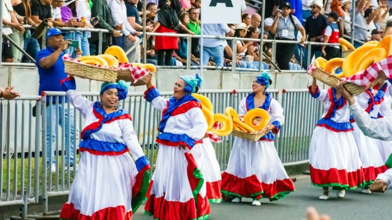 Artistas y asistentes participan en una actividad cultural en Cali