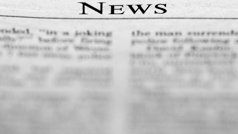 Periódicos y documentos sobre una mesa de noticias con información nacional e internacional