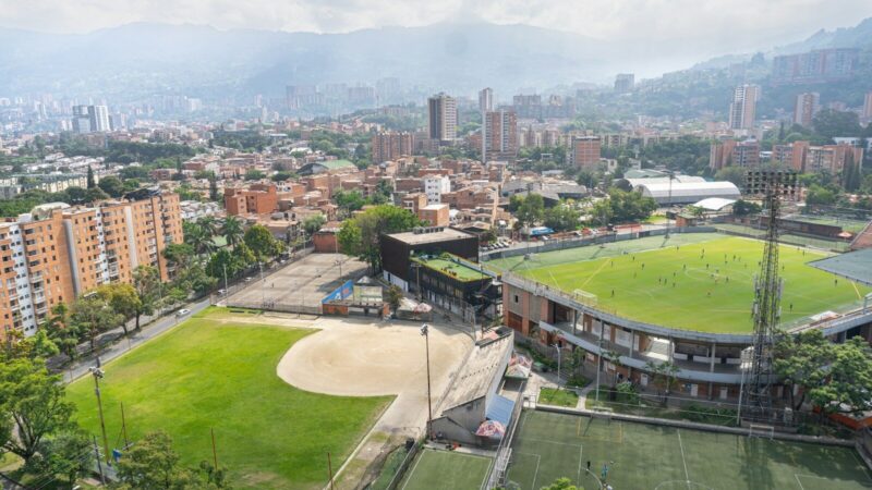 Acción de un partido de fútbol entre equipos colombianos en un estadio