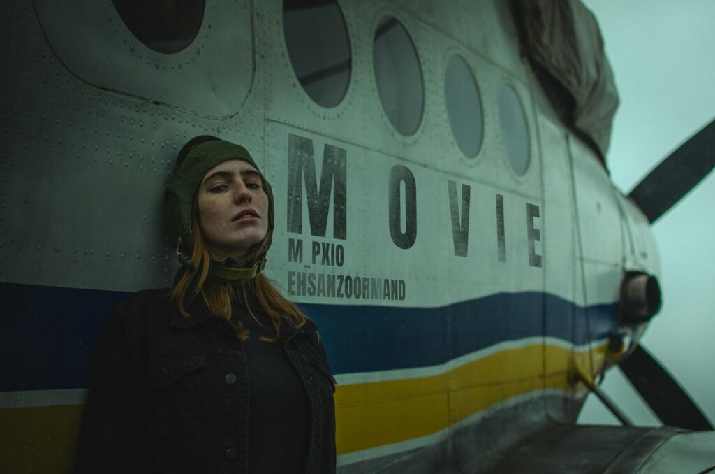 Avión de pasajeros representado en una escena cinematográfica de suspenso y catástrofe