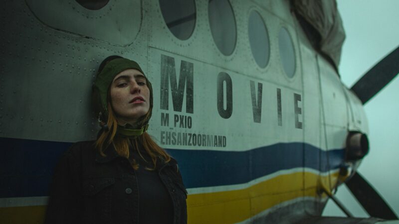 Avión de pasajeros representado en una escena cinematográfica de suspenso y catástrofe