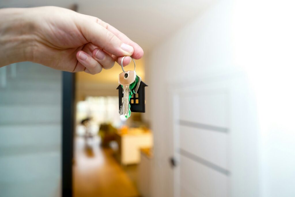 Familia observa las llaves de su vivienda como símbolo del acceso a una casa propia