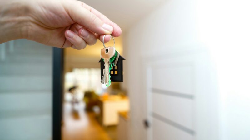 Familia observa las llaves de su vivienda como símbolo del acceso a una casa propia