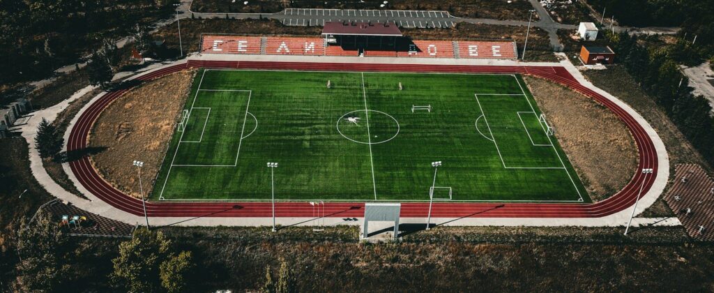 Estadio de fútbol durante una jornada deportiva, en referencia al proceso de elección del nuevo técnico de Llaneros