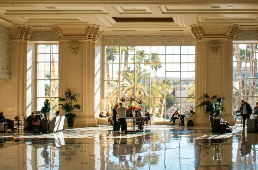 Recepción de un hotel donde se revisan documentos de viajeros