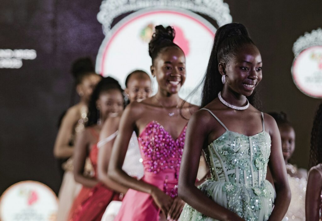 Candidatas durante una gala de concurso de belleza en un escenario