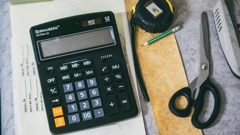 Documentos tributarios y calculadora sobre un escritorio durante la temporada de declaración de renta