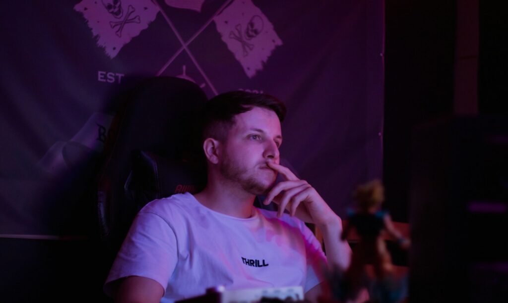 Escena de entretenimiento gamer relacionada con un evento de boxeo entre creadores de contenido